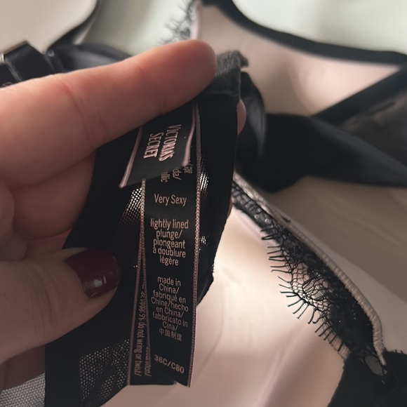 NWOT VS Lace Plunge Bra - Picture 4 of 6